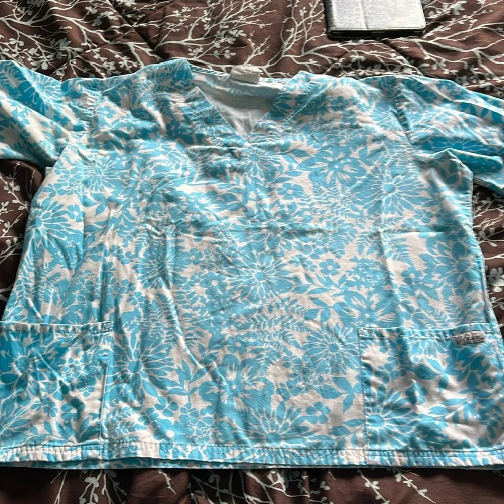 Scrub top - Picture 1 of 2